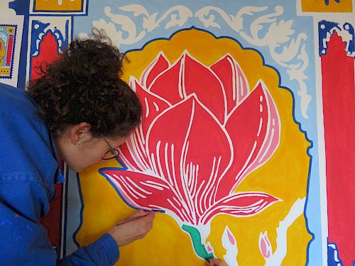 FRESQUE ✺ Bons baisers des carreaux fleuris : Conception et r&eacute;alisation de fresques murales.
R&eacute;alisation de 6 fresques timbre-poste g&eacute;ants dans les halls d'immeuble de la r&eacute;sidence des Carreaux Fleuris &agrave; Sannois. Cette r&eacute;alisation fait suite &agrave; deux semaines de cr&eacute;ation avec les habitant&middot;es en f&eacute;vrier, puis en avril 2023 autour de la th&eacute;matique de la carte postale. Notre collectif s&rsquo;est inspir&eacute; de ces deux semaines de r&eacute;sidence pour r&eacute;aliser les 6 fresques &agrave; l&rsquo;image du quartier.
&nbsp;