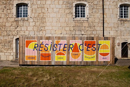 Festival Bien Urbain - T.R.A.C.T (Tract, R&eacute;pandu, Affich&eacute;, Cod&eacute;, Transmis) : Dans le cadre du festival &ldquo;Bien Urbain&rdquo;, festival d&rsquo;art dans (et avec) l&rsquo;espace public organis&eacute; par l&rsquo;association Juste Ici &agrave; Besan&ccedil;on , notre collectif est intervenu pour une semaine de r&eacute;sidence artistique.&nbsp;
&nbsp;
Bien urbain a souhait&eacute; cr&eacute;er une collaboration avec le Mus&eacute;e&nbsp; de la R&eacute;sistance et de la D&eacute;portation, situ&eacute; &agrave; la Citadelle de Besan&ccedil;on, afin d&rsquo;intervenir en amont de la r&eacute;ouverture du Mus&eacute;e ferm&eacute; depuis 2020.
&nbsp;