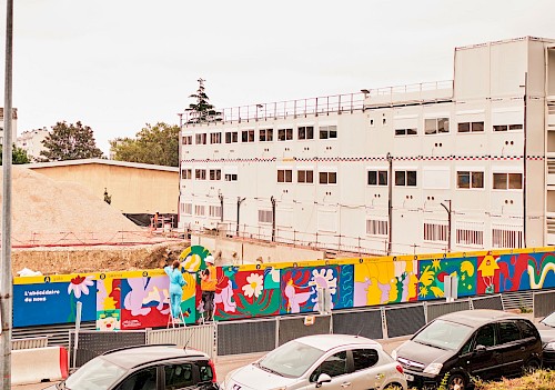 FRESQUE ✺ L&rsquo;ab&eacute;c&eacute;daire du Nous : Conception et r&eacute;alisation d&rsquo;une fresque murale sur une palissade de chantier.
Afin d&rsquo;am&eacute;liorer l&rsquo;insertion urbaine de la Cour nationale du droit d&rsquo;asile (CNDA) et du futur tribunal administratif (TA) de Montreuil, l&rsquo;APIJ, en concertation avec la mairie de Montreuil et le Conseil d&rsquo;Etat, souhaite r&eacute;aliser une &oelig;uvre artistique sur une partie de la palissade de chantier, situ&eacute;e rue Ir&egrave;ne et Fr&eacute;d&eacute;ric Joliot Curie, &agrave; Montreuil.
Cette intention artistique facilitera l'int&eacute;gration du chantier, pour une meilleure appropriation de l'espace public.
Cette &oelig;uvre est un marqueur de la politique culturelle de la Ville de Montreuil en faveur des arts dans l&rsquo;espace public et une reconnaissance du street art comme expression contemporaine &agrave; part enti&egrave;re.
March&eacute; public sans publicit&eacute; ni mise en concurrence conform&eacute;ment &agrave; l&rsquo;article R2122-3 du code de la commande publique&nbsp;
&nbsp;
