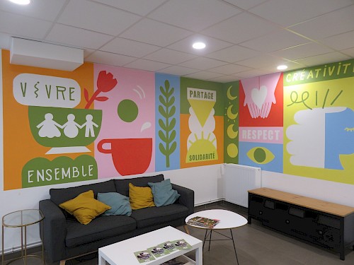 FRESQUE MURALE ✺ &Agrave; partager : Dans le cadre de la r&eacute;alisation d&rsquo;une peinture murale en coop&eacute;ration avec les r&eacute;sident&middot;es dans la salle polyvalente de la r&eacute;sidence Jean Rostand et &agrave; la suite de la conception d&rsquo;un livret de pr&eacute;sentation du projet de vie sociale et partag&eacute;e de la r&eacute;sidence, notre collectif est intervenu pour d&eacute;finir avec les r&eacute;sident&middot;es les valeurs de la maison des projets et les mettre en image.
&nbsp;