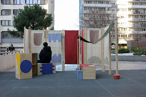 Sc&eacute;nographie ext&eacute;rieure ✺ Kit sc&eacute;nique : Conception et r&eacute;alisation d&rsquo;objets mobiles et modulables composant un kit sc&eacute;nique pour les associations et les acteurs de la Place V&eacute;n&eacute;tie
☞ Suite au premier projet du &ldquo;Kit Festif&rdquo; r&eacute;alis&eacute; pour la place de V&eacute;n&eacute;tie en 2021, notre collectif a souhait&eacute; r&eacute;pondre aux nouvelles attentes des associations et acteurs pr&eacute;sents sur le quartier. Avec eux, nous avons pens&eacute; un projet de cr&eacute;ation collaborative pour r&eacute;aliser un espace sc&eacute;nique &eacute;ph&eacute;m&egrave;re sur la place de V&eacute;n&eacute;tie &agrave; d&eacute;ployer lors d'&eacute;v&eacute;nements th&eacute;&acirc;traux, musicaux, cont&eacute;s et/ou carnavalesques. Le Kit Sc&eacute;nique est compos&eacute; d&rsquo;objets mobiles et modulables qui peuvent &ecirc;tre utilis&eacute;s ind&eacute;pendamment, ou combin&eacute;s les uns aux autres.
&rarr; Dans un premier temps, les associations du quartier et les habitant&middot;es ont &eacute;t&eacute; invit&eacute;s &agrave; participer &agrave; l&rsquo;&eacute;laboration de ce kit lors d&rsquo;ateliers participatifs men&eacute;s au Centre Social 13 pour Tous, et dans un second temps, &agrave; se l&rsquo;approprier pour l&rsquo;organisation de leurs &eacute;v&eacute;nements.
Pour l&rsquo;univers graphique, nous avons compos&eacute; un ensemble de formes g&eacute;om&eacute;triques et de motifs, avec lesquels on peut jouer sur les diff&eacute;rentes surfaces des caissons et des pans de tissus. Nous avons ensuite men&eacute; un chantier participatif pour la fabrication des paravents et des caissons en bois. Enfin, nous avons fait un cycle d&rsquo;ateliers participatifs de customisation des structures en bois avec la peinture et impressions en s&eacute;rigraphie des pans de tissus des paravents.
▪︎ Productions r&eacute;alis&eacute;es ▪︎
- Un ensemble de 8 caissons en bois peints, &agrave; double usage : assises et rangements de type biblioth&egrave;que
- Un ensemble de 3 paravents constitu&eacute; de 4 pans en bois et en tissus s&eacute;rigraphi&eacute;s
&nbsp;