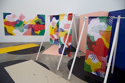 Sc&eacute;nographie ✺ Open Palais : Conception et r&eacute;alisation d&rsquo;une identit&eacute; visuelle et d&rsquo;&eacute;l&eacute;ments sc&eacute;nographiques
☞ Le Palais de Tokyo propose, en partenariat avec le pass Culture, l&rsquo;offre &laquo; Open Palais &raquo;, une journ&eacute;e cr&eacute;ative d&eacute;di&eacute;e aux jeunes pour d&eacute;couvrir le centre d&rsquo;art contemporain, mais aussi&nbsp;participer &agrave; des activit&eacute;s.&nbsp;
&rarr; Notre collectif a &eacute;t&eacute; invit&eacute; &agrave; concevoir l&rsquo;identit&eacute; graphique de l&rsquo;Open Palais, &agrave; travers la cr&eacute;ation de l&rsquo;affiche, des d&eacute;clinaisons web, du logo, d&rsquo;&eacute;l&eacute;ments sc&eacute;nographiques pour l&rsquo;&eacute;v&eacute;nement ainsi que la r&eacute;alisation de 2 kits d&rsquo;ateliers participatifs.&nbsp;
Productions r&eacute;alis&eacute;es
2 mod&egrave;les de kak&eacute;monos (format 120 cm x 60 cm)
3 mod&egrave;les de b&acirc;ches (format : 120 cm x 60 cm et 350 cm x 210 cm)
2 mod&egrave;les de guirlandes fanions - rectangle et triangle
Affiche A3 - 300 exemplaires
Tote - bag - 500 exemplaires
Cr&eacute;ation de 2 kits d&rsquo;atelier participatifs : Personnalisation d&rsquo;affiches et Customisation de tote-bags
&nbsp;