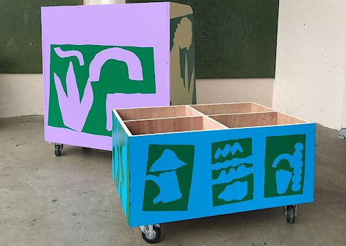 Mobiliers ✺ Bibli'Langevin : Conception et réalisation de mobiliers mobiles
☞ Pour aménager l&rsquo;espace lecture d&rsquo;une des salles de l&rsquo;école maternelle Paul Langevin d&rsquo;Ivry, nous avons proposé la réalisation de deux mobiliers de rangement des livres, sur roulettes : un bac à livres et un meuble étagère avec différents compartiments.&nbsp;
&rarr; Pour mener ce projet avec les enfants, nous avons fait un atelier de création graphique à l&rsquo;aide de normographes et de papiers découpés pour réaliser un inventaire de visuel à utiliser comme décors des meubles. Puis nous avons r&eacute;alis&eacute; l&rsquo;identit&eacute; visuelle en partant des productions r&eacute;alis&eacute;es par les enfants et con&ccedil;u le design des deux meubles.&nbsp;
Nous avons fabriqu&eacute; les meubles et fait un dernier atelier avec l&rsquo;&eacute;cole pour faire la peinture du mobilier en bois à l&rsquo;aide des pochoirs posés au scotch.
&nbsp;